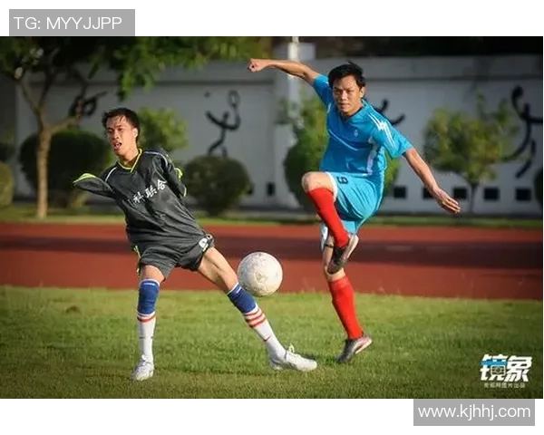 球星亲自示范教非洲少年踢足球 激发热爱与梦想的瞬间