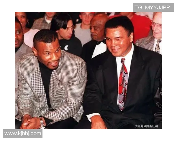 篮球巨星泰森与足球明星同框