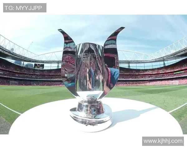 足球巨星高举奖杯欢庆时刻队友齐聚共谱辉煌冠军画卷